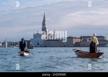 VENEDIG, ITALIEN - 06. JANUAR: Am 06. Januar 2022 findet in Bacino San Marco in Venedig, Italien, eine Reihe von Teilnehmern statt. In der italienischen Folklore ist die Befana eine alte Frau, die am 6. Januar zum Fest der Epiphanie in ganz Italien Geschenke an Kinder überreicht, ähnlich wie der Nikolaus oder der Weihnachtsmann: Stefano Mazzola/Awakening/Alamy Live News Stockfoto