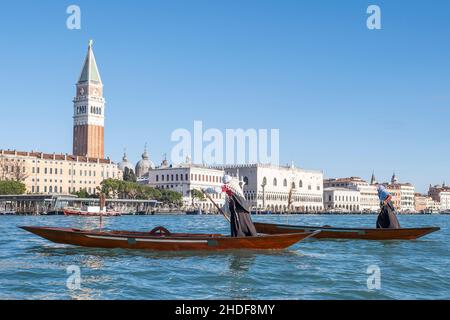 VENEDIG, ITALIEN - 06. JANUAR: Am 06. Januar 2022 findet in Bacino San Marco in Venedig, Italien, eine Reihe von Teilnehmern statt. In der italienischen Folklore ist die Befana eine alte Frau, die am 6. Januar zum Fest der Epiphanie in ganz Italien Geschenke an Kinder überreicht, ähnlich wie der Nikolaus oder der Weihnachtsmann: Stefano Mazzola/Awakening/Alamy Live News Stockfoto