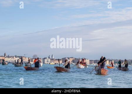 VENEDIG, ITALIEN - 06. JANUAR: Am 06. Januar 2022 findet in Bacino San Marco in Venedig, Italien, eine Reihe von Teilnehmern statt. In der italienischen Folklore ist die Befana eine alte Frau, die am 6. Januar zum Fest der Epiphanie in ganz Italien Geschenke an Kinder überreicht, ähnlich wie der Nikolaus oder der Weihnachtsmann: Stefano Mazzola/Awakening/Alamy Live News Stockfoto