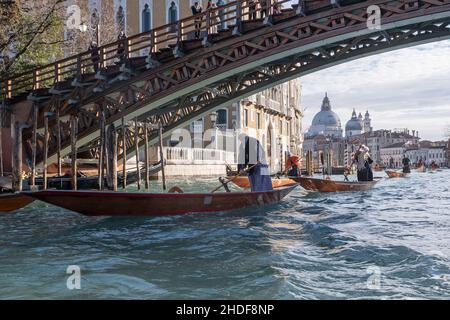 VENEDIG, ITALIEN - 06. JANUAR: Die Teilnehmer rudern am 06. Januar 2022 in Venedig, Italien, den Canale Grande entlang. In der italienischen Folklore ist die Befana eine alte Frau, die am 6. Januar zum Fest der Epiphanie in ganz Italien Geschenke an Kinder überreicht, ähnlich wie der Nikolaus oder der Weihnachtsmann: Stefano Mazzola/Awakening/Alamy Live News Stockfoto