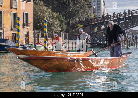 VENEDIG, ITALIEN - 06. JANUAR: Die Teilnehmer rudern am 06. Januar 2022 in Venedig, Italien, den Canale Grande entlang. In der italienischen Folklore ist die Befana eine alte Frau, die am 6. Januar zum Fest der Epiphanie in ganz Italien Geschenke an Kinder überreicht, ähnlich wie der Nikolaus oder der Weihnachtsmann: Stefano Mazzola/Awakening/Alamy Live News Stockfoto