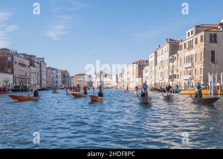 VENEDIG, ITALIEN - 06. JANUAR: Die Teilnehmer rudern am 06. Januar 2022 in Venedig, Italien, den Canale Grande entlang. In der italienischen Folklore ist die Befana eine alte Frau, die am 6. Januar zum Fest der Epiphanie in ganz Italien Geschenke an Kinder überreicht, ähnlich wie der Nikolaus oder der Weihnachtsmann: Stefano Mazzola/Awakening/Alamy Live News Stockfoto