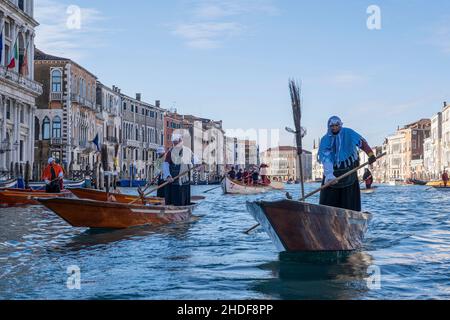 VENEDIG, ITALIEN - 06. JANUAR: Die Teilnehmer rudern am 06. Januar 2022 in Venedig, Italien, den Canale Grande entlang. In der italienischen Folklore ist die Befana eine alte Frau, die am 6. Januar zum Fest der Epiphanie in ganz Italien Geschenke an Kinder überreicht, ähnlich wie der Nikolaus oder der Weihnachtsmann: Stefano Mazzola/Awakening/Alamy Live News Stockfoto