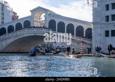 VENEDIG, ITALIEN - 06. JANUAR: Teilnehmer rudern am 06. Januar 2022 unter der Rialtobrücke in Venedig, Italien. In der italienischen Folklore ist die Befana eine alte Frau, die am 6. Januar zum Fest der Epiphanie in ganz Italien Geschenke an Kinder überreicht, ähnlich wie der Nikolaus oder der Weihnachtsmann: Stefano Mazzola/Awakening/Alamy Live News Stockfoto