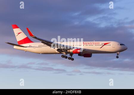 Austrian Airlines Boeing 767 landet am Flughafen Wien in Österreich Stockfoto