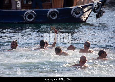 ISTANBUL, TÜRKEI - 06. Januar 2022: Der Schwimmer, der das Kreuz des griechisch-orthodoxen Ökumenischen Patriarchen von Konstantinopel, Bartholomäus I., fand Stockfoto