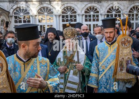 ISTANBUL, TÜRKEI - 06. Januar 2022: Der griechisch-orthodoxe Ökumenische Patriarch von Konstantinopel, Bartholomäus I., geht auf den Paradeplatz. Stockfoto