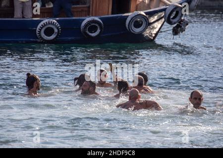 ISTANBUL, TÜRKEI - 06. Januar 2022: Der Schwimmer, der das Kreuz des griechisch-orthodoxen Ökumenischen Patriarchen von Konstantinopel, Bartholomäus I., fand Stockfoto