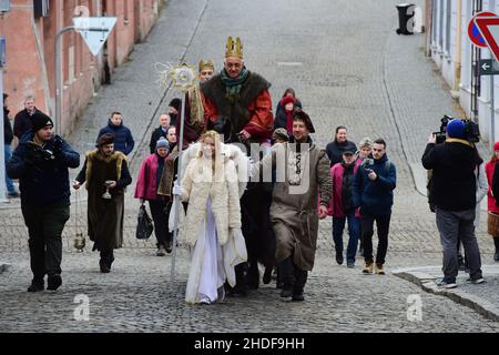 Olomouc, Tschechische Republik. 06th Januar 2022. Olomouc, Tschechische Republik, 6. Januar 2022, drei Könige reiten auf Pferden von der St.-Wenzel-Kathedrale zum Rathaus im Stadtzentrum von Olomouc, Tschechische Republik, 6. Januar 2022. Der Gouverneur der Region Olomouc, Josef Suchanek, der Bürgermeister von Olomouc, Miroslav Zbanek, und Bischof Josef Nuzik werden die Rolle der Könige übernehmen. Kredit: Ludek Perina/CTK Foto/Alamy Live Nachrichten Stockfoto