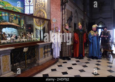 Olomouc, Tschechische Republik. 06th Januar 2022. Olomouc, Tschechische Republik, 6. Januar 2022, drei Könige reiten auf Pferden von der St.-Wenzel-Kathedrale zum Rathaus im Stadtzentrum von Olomouc, Tschechische Republik, 6. Januar 2022. Der Gouverneur der Region Olomouc, Josef Suchanek, der Bürgermeister von Olomouc, Miroslav Zbanek, und Bischof Josef Nuzik werden die Rolle der Könige übernehmen. Kredit: Ludek Perina/CTK Foto/Alamy Live Nachrichten Stockfoto