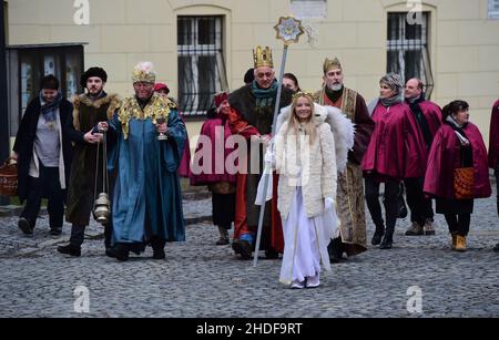 Olomouc, Tschechische Republik. 06th Januar 2022. Olomouc, Tschechische Republik, 6. Januar 2022, drei Könige reiten auf Pferden von der St.-Wenzel-Kathedrale zum Rathaus im Stadtzentrum von Olomouc, Tschechische Republik, 6. Januar 2022. Der Gouverneur der Region Olomouc, Josef Suchanek, der Bürgermeister von Olomouc, Miroslav Zbanek, und Bischof Josef Nuzik werden die Rolle der Könige übernehmen. Kredit: Ludek Perina/CTK Foto/Alamy Live Nachrichten Stockfoto