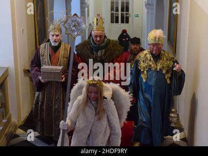 Olomouc, Tschechische Republik. 06th Januar 2022. Olomouc, Tschechische Republik, 6. Januar 2022, drei Könige reiten auf Pferden von der St.-Wenzel-Kathedrale zum Rathaus im Stadtzentrum von Olomouc, Tschechische Republik, 6. Januar 2022. Die Rolle der Könige übernehmen der Gouverneur der Region Olomouc, Josef Suchanek (Mitte), der Bürgermeister von Olomouc, Miroslav Zbanek (links) und Bischof Josef Nuzik (rechts). Kredit: Ludek Perina/CTK Foto/Alamy Live Nachrichten Stockfoto