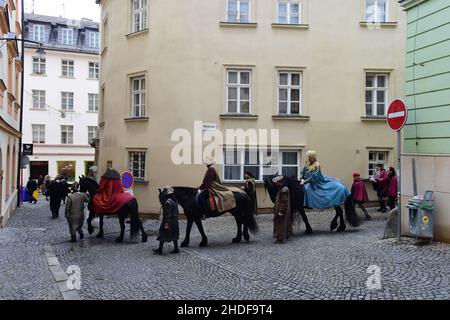 Olomouc, Tschechische Republik. 06th Januar 2022. Olomouc, Tschechische Republik, 6. Januar 2022, drei Könige reiten auf Pferden von der St.-Wenzel-Kathedrale zum Rathaus im Stadtzentrum von Olomouc, Tschechische Republik, 6. Januar 2022. Der Gouverneur der Region Olomouc, Josef Suchanek, der Bürgermeister von Olomouc, Miroslav Zbanek, und Bischof Josef Nuzik werden die Rolle der Könige übernehmen. Kredit: Ludek Perina/CTK Foto/Alamy Live Nachrichten Stockfoto