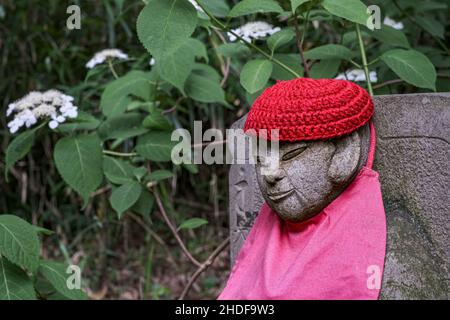 Eine einsame Statue im Garten Stockfoto