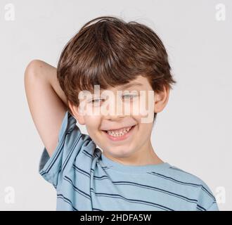 Kleiner Junge von sechs Ziehgesichtern Model veröffentlicht Stockfoto