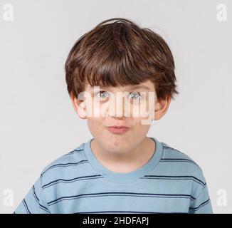 Kleiner Junge von sechs Ziehgesichtern Model veröffentlicht Stockfoto