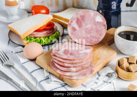 Frühstück mit Schinken, Kaffee, Ei und Sandwich Stockfoto