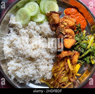 Eine Mahlzeit mit nepalesischem Dhal bhat oben. Stockfoto