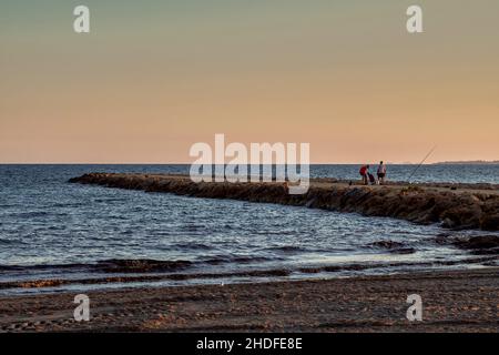 Zwei Fischer am Ufer des Mittelmeers in der Stadt Santa Pola in der Provinz Alicante, Spanien, Europa Stockfoto