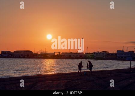 Zwei Fischer am Ufer des Mittelmeers in der Stadt Santa Pola in der Provinz Alicante, Spanien, Europa Stockfoto