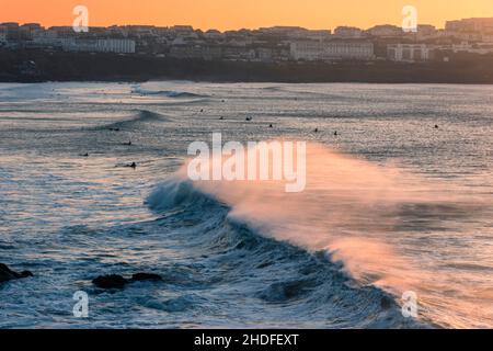 Sonnenuntergang über Wellen, die in der Fistral Bay in Newquay in Cornwall brechen. Stockfoto