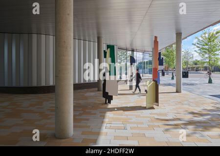 Ortsspezifisches Kunstwerk, Bright Shadows Point von der Künstlerin Fiona Curran Outside Turing Locke Hotel, Eddington, Cambridge, Großbritannien Stockfoto