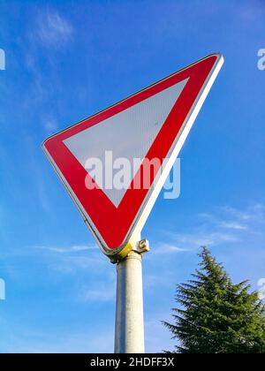 deutsche geben Weg Priorität Rendite Straßenverkehrszeichen über einem blauen Himmel Stockfoto