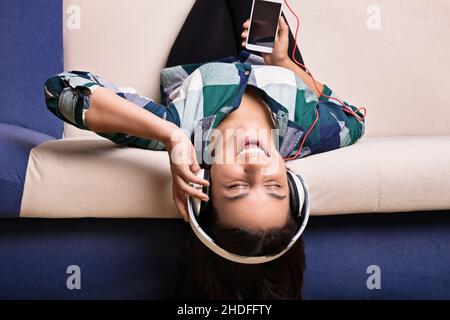 Entspannen Sie sich, mit Gesang, Musik hören, Entspannung, Musik hören Stockfoto