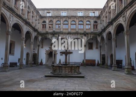 Blick auf einen Brunnen in der Nähe eines der Gebäude der Kathedrale von Santiago de Compostela, in Spanien Stockfoto