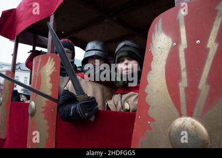 Warschau, Warschau, Polen. 6th Januar 2022. Kinder, die als römische Soldaten gekleidet sind, werden während der Epiphaniefeier am 6. Januar 2022 in Warschau, Polen, gesehen. Trotz der steigenden Anzahl von SARS-CoV2-Infektionen (Coronavirus) versammelten sich in der Altstadt Hunderte von Menschen, um den Dreikönigstag zu feiern, der in Polen auch als drei-Könige-Tag bekannt ist. (Bild: © Aleksander Kalka/ZUMA Press Wire) Stockfoto