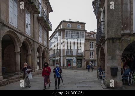 Blick auf Menschen, die in der Nähe der Gebäude der Kathedrale Santiago de Compostela in Spanien gehen Stockfoto