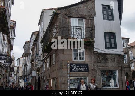 Blick auf Menschen, die in der Nähe der Gebäude von Santiago de Compostela in Spanien gehen Stockfoto