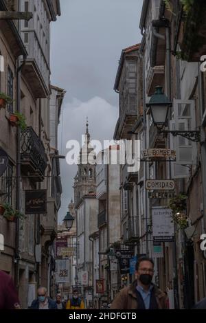 Blick auf Menschen, die in der Nähe der Gebäude der Kathedrale Santiago de Compostela in Spanien gehen Stockfoto