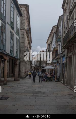 Blick auf Menschen, die in der Nähe der Gebäude der Kathedrale Santiago de Compostela in Spanien gehen Stockfoto