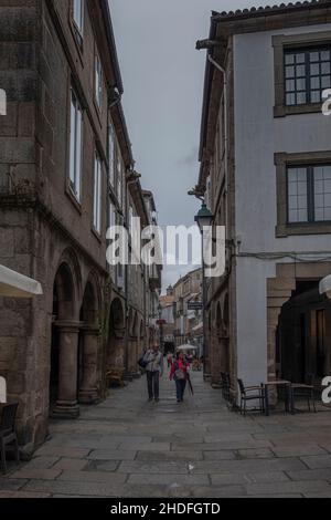 Blick auf Menschen, die in der Nähe der Gebäude der Kathedrale Santiago de Compostela in Spanien gehen Stockfoto