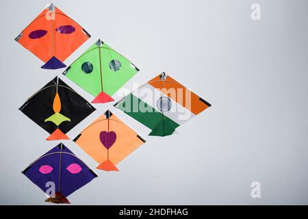 Mehrfarbige Drachen-Anzeige auf weißem Hintergrund mit Leerzeichen zum Schreiben von Wünschen und Text. Happy sankranti grüßt Bilder Stockfoto