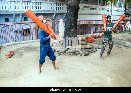 Nicht identifizierte indische Ringer trainieren, indem sie ihre traditionellen Ausrüstungen in der Nähe von ganga Ghat in Varanasi, Uttar Pradesh, Indien, anheben. Stockfoto