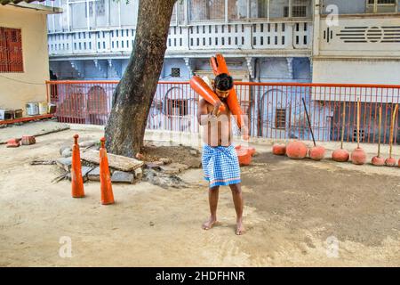 Nicht identifizierte indische Ringer trainieren, indem sie ihre traditionellen Ausrüstungen in der Nähe von ganga Ghat in Varanasi, Uttar Pradesh, Indien, anheben. Stockfoto