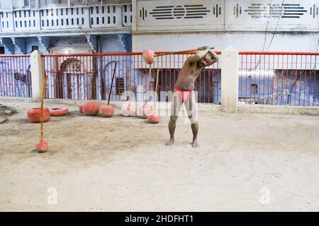 Nicht identifizierte indische Ringer trainieren, indem sie ihre traditionellen Ausrüstungen in der Nähe von ganga Ghat in Varanasi, Uttar Pradesh, Indien, anheben. Stockfoto