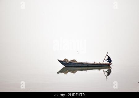 Einsames Fischerboot auf dem ganges-Fluss bei varanasi uttar pradesh indien. Stockfoto