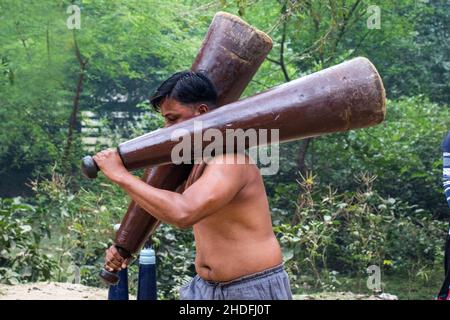 Nicht identifizierte indische Ringer trainieren, indem sie ihre traditionellen Ausrüstungen in der Nähe von ganga Ghat in Varanasi, Uttar Pradesh, Indien, anheben. Stockfoto