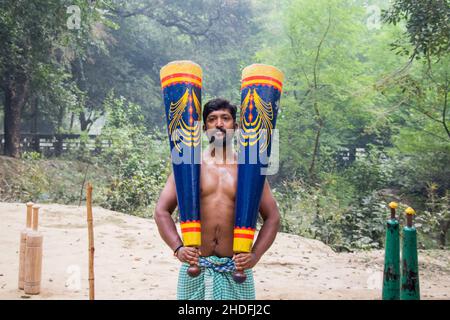 Nicht identifizierte indische Ringer trainieren, indem sie ihre traditionellen Ausrüstungen in der Nähe von ganga Ghat in Varanasi, Uttar Pradesh, Indien, anheben. Stockfoto