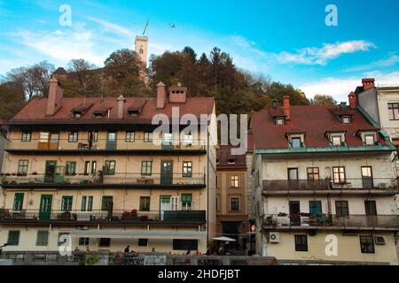 Ljubljana, Slowenien, Burg von Ljubljana auf dem Hügel im Hintergrund Stockfoto