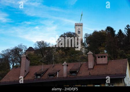 Ljubljana, Slowenien, Burg von Ljubljana auf dem Hügel im Hintergrund Stockfoto
