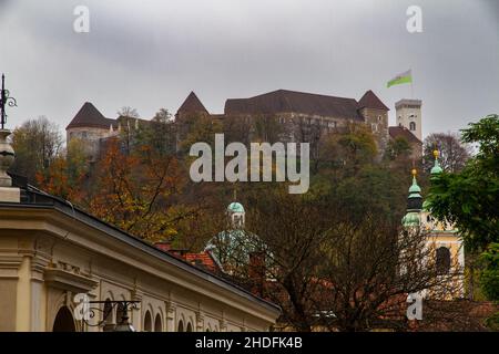 Ljubljana, Slowenien, Burg von Ljubljana auf dem Hügel im Hintergrund Stockfoto