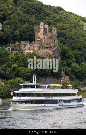 Ausflug mit dem Ausflugsboot Vater Rhein im Oberen Mittelrheintal, UNESCO Weltkulturerbe, Schloss Rheinstein, Rheinland-Pfalz, Deutsch Stockfoto