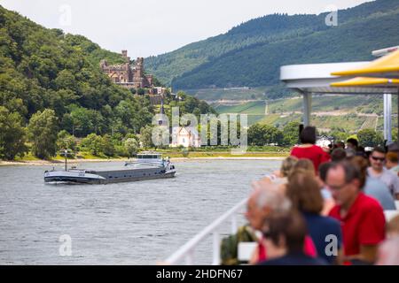 Ausflug mit dem Ausflugsboot Vater Rhein im Oberen Mittelrheintal, UNESCO Weltkulturerbe, Schloss Rheinstein, Rheinland-Pfalz, Deutsch Stockfoto