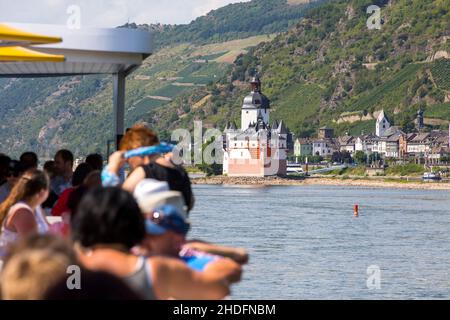 Ausflug mit dem Ausflugsboot Vater Rhein im Oberen Mittelrheintal, UNESCO Weltkulturerbe, Stadt Kaub, Schloss Pfalzgrafenstein, Rhin Stockfoto