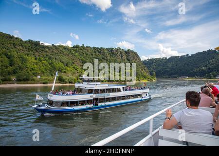 Fahrt mit dem Ausflugsboot Vater Rhein im Oberen Mittelrheintal, UNESCO Weltkulturerbe, zwischen Bingen und St. Goarshausen, Rheinland-P Stockfoto