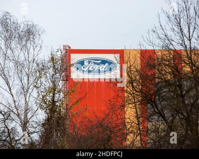 Firmenzeichen Auf Dem Gebäude Des Ford-Werks In Köln. Ford, Fordwerk In Köln, Firmenlogo, Automarke Stockfoto